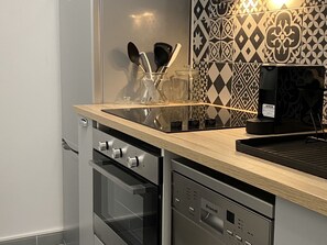 Kjøleskap, mikrobølgeovn, ovn og kokeplater