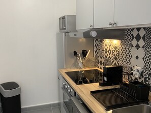 Kylskåp, mikrovågsugn, ugn och spishäll