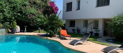 Utendørsbasseng og et oppvarmet basseng