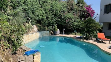 Piscina all'aperto, una piscina riscaldata