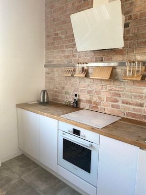 Jääkaappi, uuni, liesi, astianpesukone