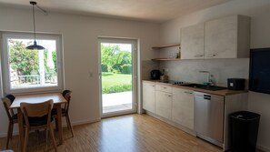Appartamento Deluxe | Cucina privata | Frigorifero con congelatore, microonde, forno, piano cottura