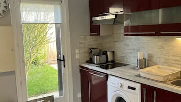 Fridge, microwave, dishwasher, coffee/tea maker