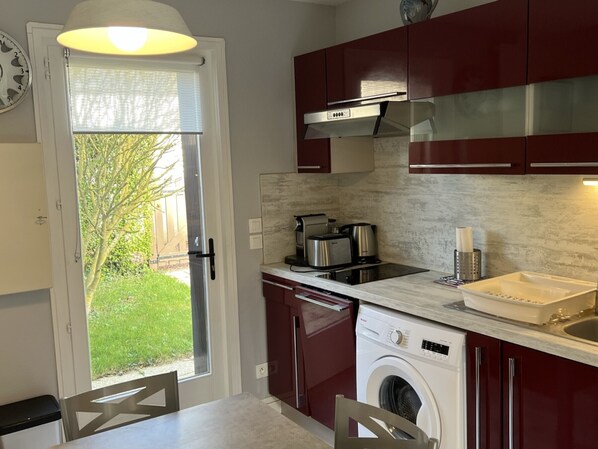 Fridge, microwave, dishwasher, coffee/tea maker - Charming 2BR Cottage Near Cabourg Thalassotherapy with Garden & Parking (Cabourg)