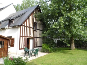 Outdoor dining - Charming 2BR Cottage Near Cabourg Thalassotherapy with Garden & Parking (Cabourg)