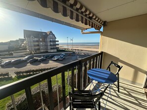 Outdoor dining - Seaside 3-Room Apartment with Balconies, Direct Beach Access, and City Proximity (Cabourg)