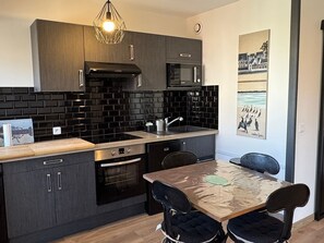 Jääkaappi, mikroaaltouuni, uuni, liesi