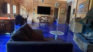 Una televisión, una chimenea