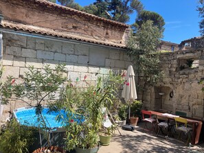 Outdoor dining - In a historic 12th-century building (Montfrin)