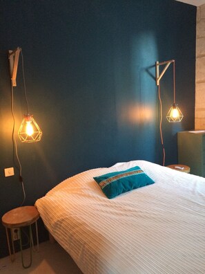 4 bedrooms, iron/ironing board, free WiFi, bed sheets - In a historic 12th-century building (Montfrin)