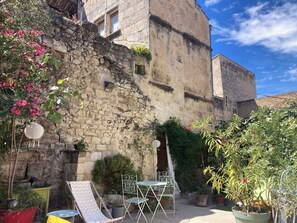 Outdoor dining - In a historic 12th-century building (Montfrin)