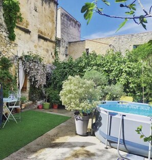 Outdoor spa tub - In a historic 12th-century building (Montfrin)