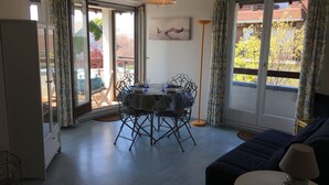 Un coin repas avec une table et des chaises, un canapé et une lampe.