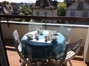 Outdoor dining - Central Cabourg Studio: Steps from Beach, Balcony, Parking, Elevator (Cabourg)