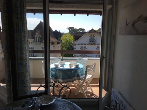 Grand studio en hyper-centre de Cabourg avec balcon, proche plage, parking, et prestations disponibles