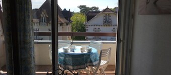 Central Cabourg Studio: Steps from Beach, Balcony, Parking, Elevator