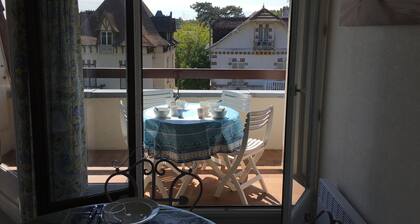 Central Cabourg Studio: Steps from Beach, Balcony, Parking, Elevator