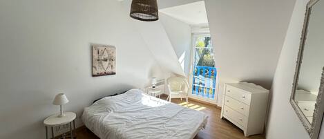 4 室のベッドルーム、デスク、WiFi (無料)