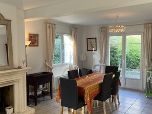 Dining - Spacious Villa Near Beach and Town Center with Large Private Garden (Villers-sur-Mer)