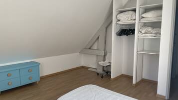 4 bedrooms, desk, free WiFi