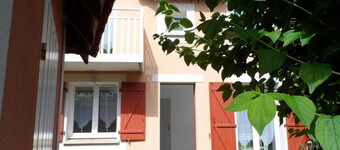 Charming 3-Room Cottage with Private Garden, Near Marina, Sleeps 6, Pet-Friendly, Pool Access