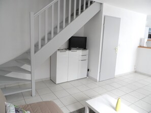 TV - Charming 3-Room Cottage with Private Garden, Near Marina, Sleeps 6, Pet-Friendly, Pool Access (Dives-sur-Mer)