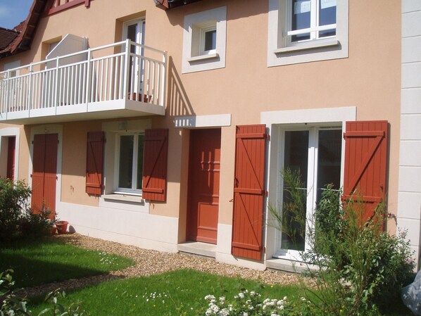 Exterior detail - Charming 3-Room Cottage with Private Garden, Near Marina, Sleeps 6, Pet-Friendly, Pool Access (Dives-sur-Mer)