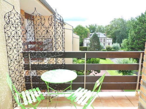 Cozy 2-Room Apartment Near Racetrack, Balcony, South Exposure, Parking