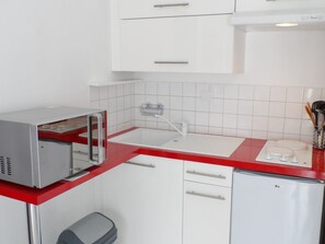 Kühlschrank, Mikrowelle, Herdplatte, Wasserkocher mit Kaffee-/Teezubehör