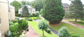 Cozy 2-Room Apartment Near Racetrack, Balcony, South Exposure, Parking