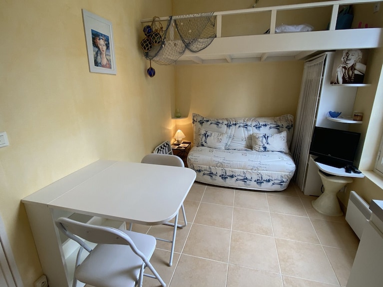 Convenient Studio Steps From The Beach - 2 Guests - Cabourg