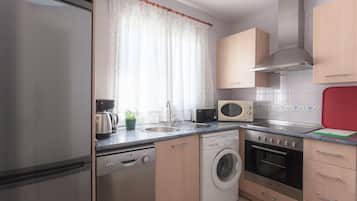 Geladeira, micro-ondas, fogão, cooktop