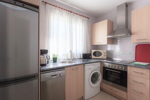 Een koelkast, een magnetron, een oven, een kookplaat