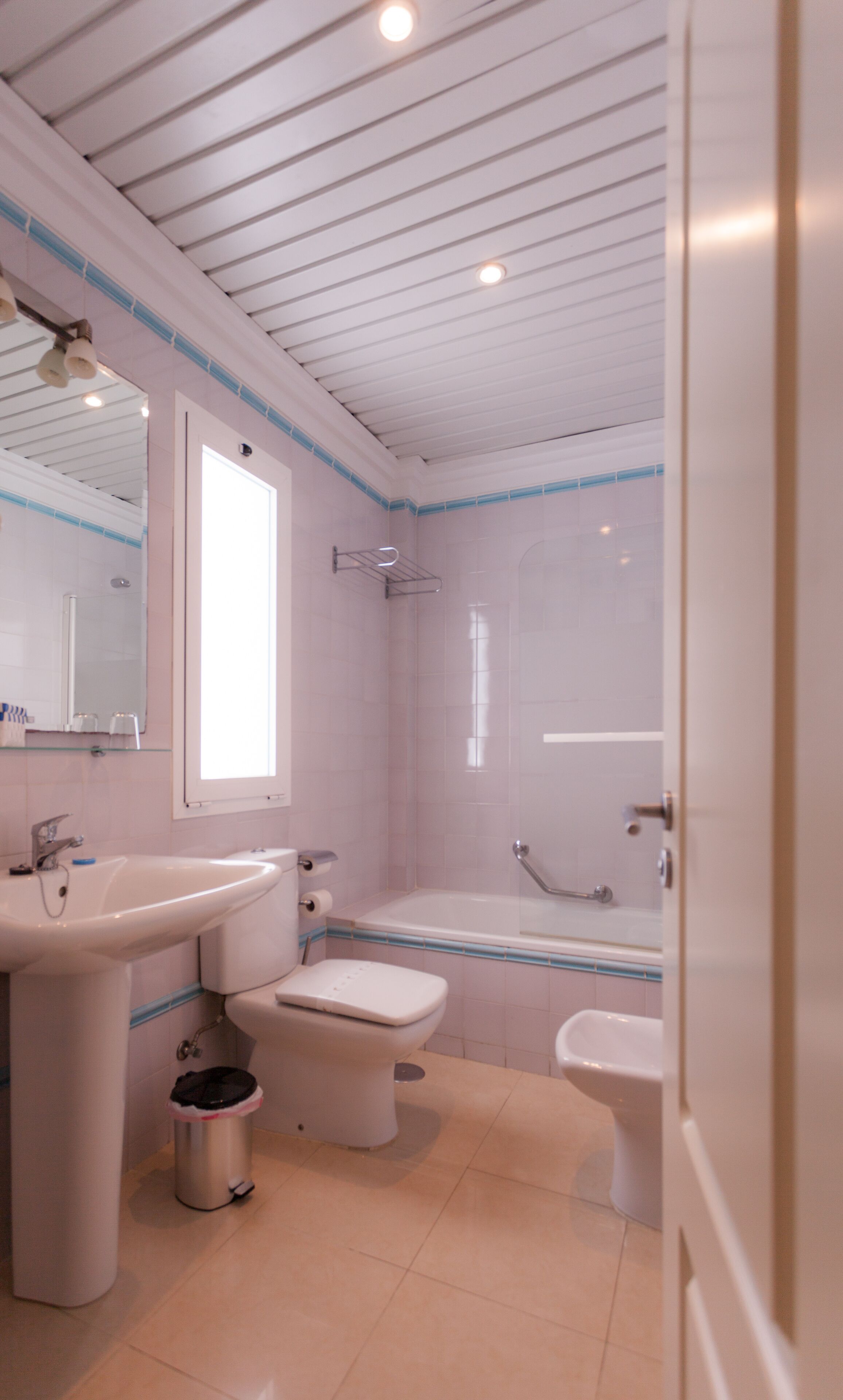 Un baño con lavabo, inodoro, bidé y bañera.
