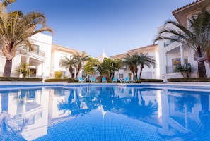 Een buitenzwembad en een verwarmd zwembad