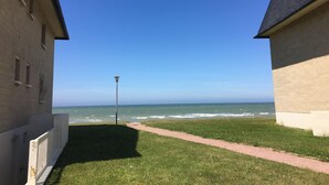 A pathway leading to a beach with a clear view of the ocean. - Stunning Sea View Apartment in Varaville – Beachfront Loggia, Sleeps 4 (Le Home Varaville)