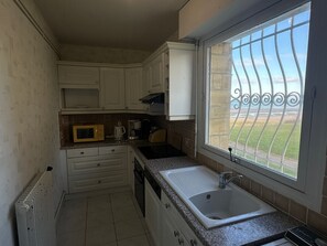 冰箱、微波炉、烤箱、炉灶