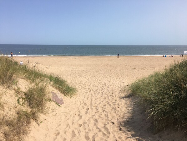 On the beach - Beachfront Studio in Merville-Franceville with Terrace for 3 Guests (Merville-Franceville-Plage)