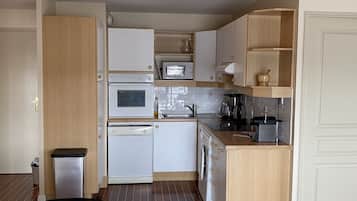 Wasserkocher mit Kaffee-/Teezubehör, Kühlschrank, Mikrowelle, Ofen
