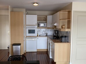 Fridge, microwave, oven, dishwasher - 3-room apartment with elevator in Dives-sur-Mer (Dives-sur-Mer)