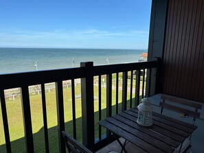 Outdoor dining - Seafront studio with balcony and stunning view, direct beach access (Cabourg)