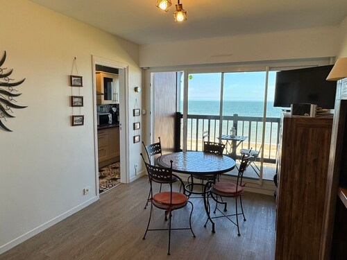 Studio en bord de mer avec balcon et vue imprenable, accès direct plage