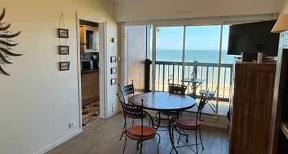 Studio en bord de mer avec balcon et vue imprenable, accĂšs direct plage