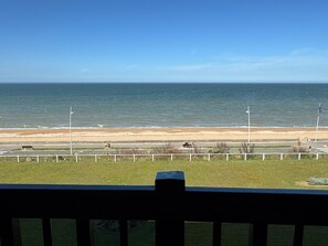 På stranden