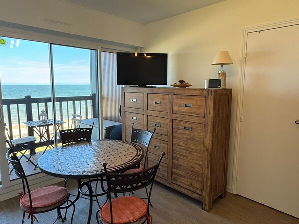 Dining - Seafront studio with balcony and stunning view, direct beach access (Cabourg)