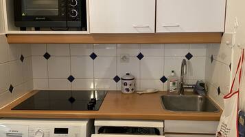 Réfrigérateur, micro-ondes, plaque de cuisson, lave-vaisselle