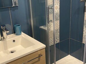 Bathroom - Charming Cottage Near Port Guillaume, 2 Bedrooms, Private Garden, Close to Beach (Dives-sur-Mer)