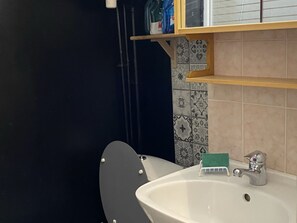 Bathroom - Beachside 2-Room Apartment in Cabourg with Free WiFi, Balcony, and Easy City Access (Cabourg)