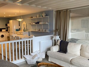 TV - Spacious 4-Room Duplex with Sea View: TV, Internet, Pet-Friendly - Cabourg, France (Cabourg)