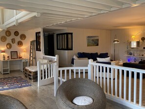 TV - Spacious 4-Room Duplex with Sea View: TV, Internet, Pet-Friendly - Cabourg, France (Cabourg)